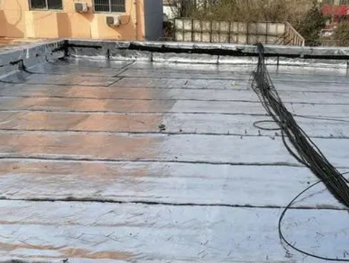 甘南卫生间漏水维修公司分享下甘南屋面楼顶防水刚性防水层施工要点。